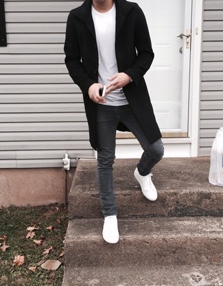 Welche Mäntel mit dunkelgrauer enger Jeans zu tragen – 62 Herren Outfits kühl Wetter: Vereinigen Sie einen Mantel mit dunkelgrauen engen Jeans für ein großartiges Wochenend-Outfit. Fühlen Sie sich ideenreich? Ergänzen Sie Ihr Outfit mit weißen Leder niedrigen Sneakers.