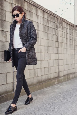 Graue enge Jeans kombinieren – 367 Damen Outfits: Vereinigen Sie einen dunkelgrauen Mantel mit Fischgrätenmuster mit grauen engen Jeans für einen wunderbaren Casual-Look. Schalten Sie Ihren Kleidungsbestienmodus an und machen schwarzen Leder Oxford Schuhe zu Ihrer Schuhwerkwahl.