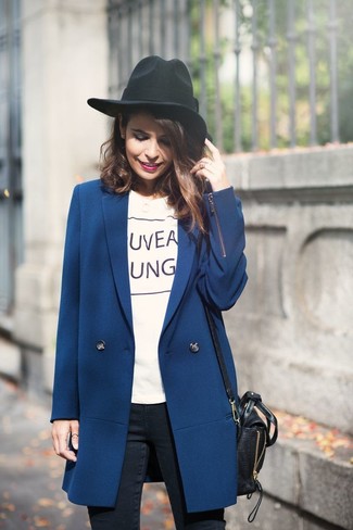 Dunkelblauen und grünen Mantel kombinieren – 189 Damen Outfits: Wahlen Sie einen dunkelblauen und grünen Mantel und schwarzen enge Jeans, um ein lässiges aber stilsicheres Outfit zu schaffen.