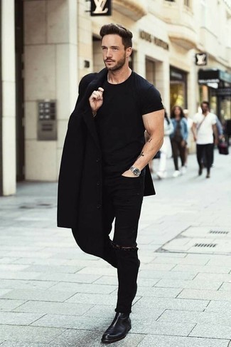 Wie schwarze enge Jeans mit schwarzer Chelsea Boots aus Leder zu kombinieren – 206 Herren Outfits: Kombinieren Sie einen schwarzen Mantel mit schwarzen engen Jeans für ein großartiges Wochenend-Outfit. Fühlen Sie sich ideenreich? Vervollständigen Sie Ihr Outfit mit schwarzen Chelsea Boots aus Leder.