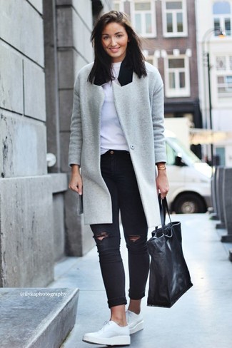 grauer Mantel, weißes T-Shirt mit einem Rundhalsausschnitt, schwarze enge Jeans mit Destroyed-Effekten, weiße Leder Derby Schuhe für Damen
