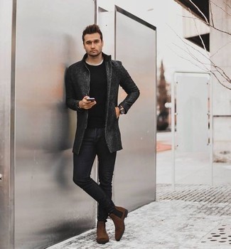 Schwarze enge Jeans kombinieren – 221 Smart-Casual Herren Outfits kalt Wetter: Entscheiden Sie sich für einen dunkelgrauen Mantel und schwarzen enge Jeans für ein sonntägliches Mittagessen mit Freunden. Fügen Sie dunkelbraunen Chelsea Boots aus Wildleder für ein unmittelbares Style-Upgrade zu Ihrem Look hinzu.