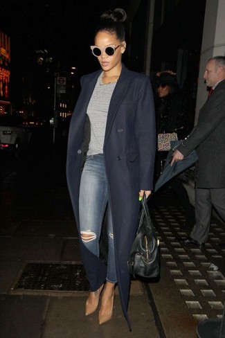 Rihanna trägt dunkelblauer Mantel, graues T-Shirt mit einem Rundhalsausschnitt, graue enge Jeans mit Destroyed-Effekten, beige Leder Pumps