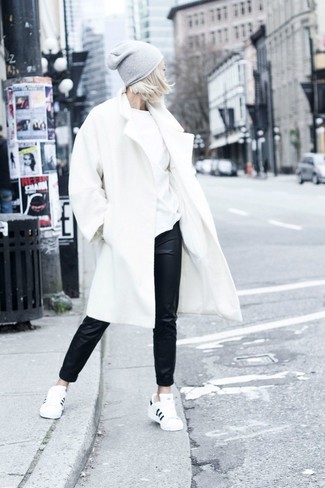 Weiße und schwarze niedrige Sneakers kombinieren – 500+ Damen Outfits: Kombinieren Sie einen weißen Mantel mit einer schwarzen Freizeithose aus Leder, um einen entspannten aber stilvollen Look zu erzeugen. Weiße und schwarze niedrige Sneakers verleihen einem klassischen Look eine neue Dimension.