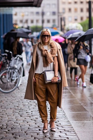 Beige Schal kombinieren – 210 Damen Outfits: Um ein stilvolles, legeres Outfit zu erzeugen, paaren Sie einen beige Mantel mit einem beige Schal. Ergänzen Sie Ihr Look mit hellbeige verzierten Leder Pumps.