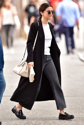 Grauen Hosenrock aus Jeans kombinieren – 1 Damen Outfits: Ein schwarzer vertikal gestreifter Mantel und ein grauer Hosenrock aus Jeans werden Ihrer Garderobe mühelossen Stil verleihen. Schwarze Leder Slipper sind eine einfache Möglichkeit, Ihren Look aufzuwerten.