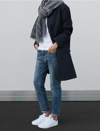 Schwarzen Mantel kombinieren – 277 Smart-Casual Damen Outfits: Tragen Sie einen schwarzen Mantel zu blauen Jeans, um ein lockeres Outfit zu zaubern. Wählen Sie die legere Option mit weißen niedrigen Sneakers.