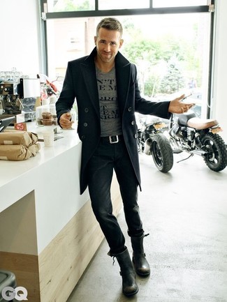 Ryan Reynolds trägt schwarzer Mantel, graues bedrucktes T-Shirt mit einem Rundhalsausschnitt, schwarze Jeans, schwarze Lederfreizeitstiefel
