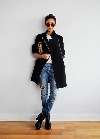 Schwarzen und weißen Mantel kombinieren – 450 Damen Outfits: Möchten Sie einen frischen, lockeren Look erreichen, ist diese Kombination aus einem schwarzen und weißen Mantel und blauen Jeans mit Destroyed-Effekten ganz hervorragend. Komplettieren Sie Ihr Outfit mit schwarzen Leder Stiefeletten.