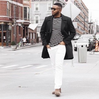 Braune Chelsea Boots kombinieren – 500+ Herren Outfits kalt Wetter: Vereinigen Sie einen schwarzen Mantel mit weißen Jeans für einen für die Arbeit geeigneten Look. Heben Sie dieses Ensemble mit braunen Chelsea Boots hervor.