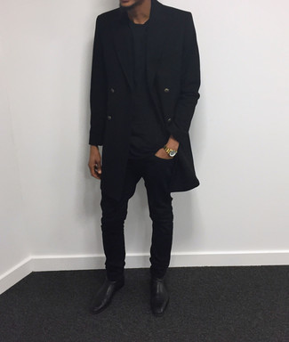 30 Jährige: Schwarze Chelsea Boots aus Leder kombinieren – 363 Herren Outfits kalt Wetter: Entscheiden Sie sich für einen schwarzen Mantel und schwarzen Jeans für Ihren Bürojob. Vervollständigen Sie Ihr Outfit mit schwarzen Chelsea Boots aus Leder, um Ihr Modebewusstsein zu zeigen.