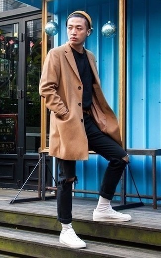 Braunen Ledergürtel kombinieren – 500+ Herren Outfits kühl Wetter: Kombinieren Sie einen camel Mantel mit einem braunen Ledergürtel für einen entspannten Wochenend-Look. Vervollständigen Sie Ihr Look mit weißen Segeltuch niedrigen Sneakers.