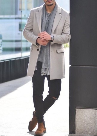 Schwarze Jeans mit Destroyed-Effekten kombinieren – 500+ Herren Outfits: Kombinieren Sie einen grauen Mantel mit schwarzen Jeans mit Destroyed-Effekten, um einen lockeren, aber dennoch stylischen Look zu erhalten. Fühlen Sie sich mutig? Komplettieren Sie Ihr Outfit mit braunen Chelsea Boots aus Wildleder.