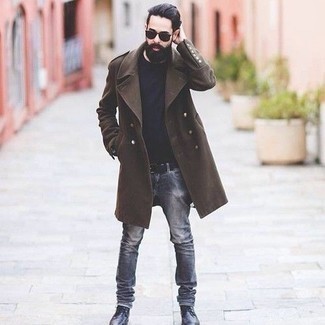 Dunkelbraunen Mantel kombinieren – 500+ Herren Outfits: Die Kombination aus einem dunkelbraunen Mantel und grauen Jeans eignet sich hervorragend zum Ausgehen oder für modisch-lässige Anlässe. Eine schwarze Lederfreizeitstiefel sind eine ideale Wahl, um dieses Outfit zu vervollständigen.