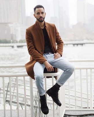 Wie Jeans mit Freizeitstiefel zu kombinieren – 500+ Frühling Herren Outfits: Kombinieren Sie einen rotbraunen Mantel mit Jeans für Drinks nach der Arbeit. Eine Freizeitstiefel sind eine großartige Wahl, um dieses Outfit zu vervollständigen. Was für eine geniale Übergangs-Outfit Idee!