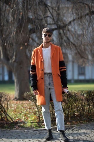 Orange Mantel kombinieren – 65 Herren Outfits: Erwägen Sie das Tragen von einem orange Mantel und hellblauen Jeans, um einen modischen Freizeitlook zu kreieren. Bringen Sie die Dinge durcheinander, indem Sie schwarzen Sportschuhe mit diesem Outfit tragen.