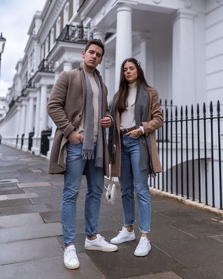 20 Jährige: Mantel kombinieren – 500+ Smart-Casual Herren Outfits: Kombinieren Sie einen Mantel mit hellblauen Jeans für einen für die Arbeit geeigneten Look. Fühlen Sie sich ideenreich? Wählen Sie weißen Segeltuch niedrige Sneakers.