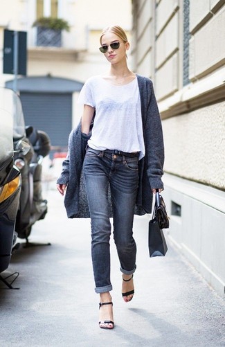 dunkelgrauer Mantel, weißes T-Shirt mit einem Rundhalsausschnitt, dunkelblaue Jeans, schwarze Leder Sandaletten für Damen