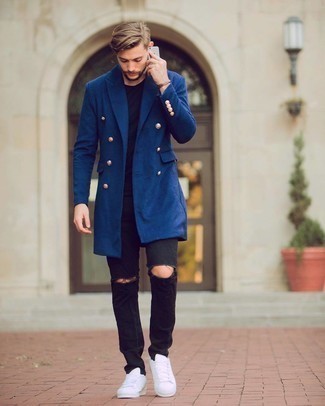 Hellbeige Lederarmband kombinieren – 9 Herren Outfits: Paaren Sie einen dunkelblauen Mantel mit einem hellbeige Lederarmband für einen entspannten Wochenend-Look. Komplettieren Sie Ihr Outfit mit weißen Segeltuch niedrigen Sneakers.