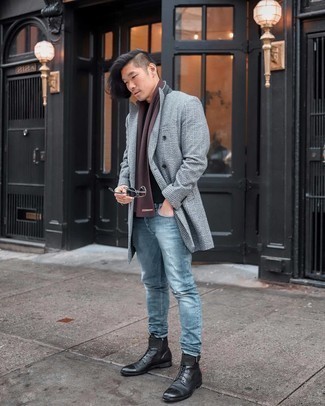 Blaue Hose kombinieren – 500+ Casual Herren Outfits: Kombinieren Sie einen grauen Mantel mit Schottenmuster mit einer blauen Hose für ein sonntägliches Mittagessen mit Freunden. Vervollständigen Sie Ihr Outfit mit einer schwarzen Lederfreizeitstiefeln, um Ihr Modebewusstsein zu zeigen.