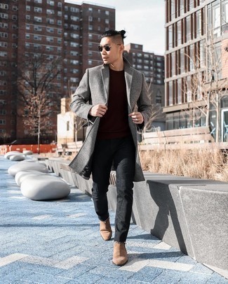 Wie schwarze Jeans mit beige Chelsea Boots aus Wildleder zu kombinieren – 22 Smart-Casual Herren Outfits kalt Wetter: Kombinieren Sie einen grauen Mantel mit Schottenmuster mit schwarzen Jeans für Ihren Bürojob. Fühlen Sie sich mutig? Wählen Sie beige Chelsea Boots aus Wildleder.