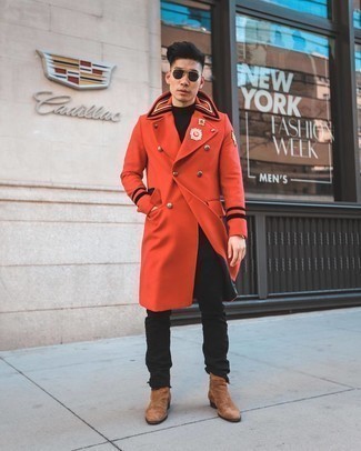 Roten Mantel kombinieren – 112 Herren Outfits: Vereinigen Sie einen roten Mantel mit schwarzen Jeans, wenn Sie einen gepflegten und stylischen Look wollen. Fühlen Sie sich mutig? Entscheiden Sie sich für braunen Chelsea Boots aus Wildleder.