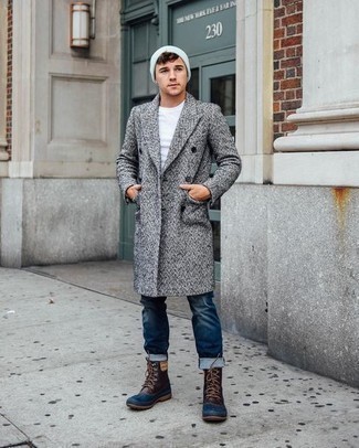 Grauen Mantel kombinieren – 500+ Herren Outfits: Ein grauer Mantel und dunkelblaue Jeans sind eine großartige Outfit-Formel für Ihre Sammlung. Fühlen Sie sich ideenreich? Ergänzen Sie Ihr Outfit mit dunkelbraunen Lederwinterschuhen.