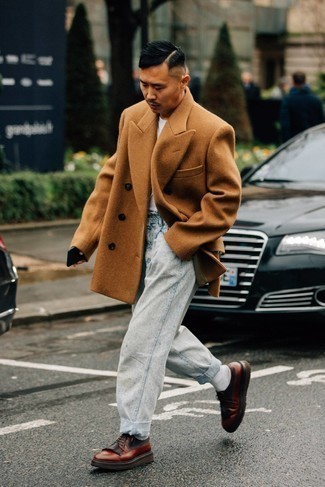 30 Jährige: Rotbraunen Mantel kombinieren – 500+ Herren Outfits: Kombinieren Sie einen rotbraunen Mantel mit hellblauen Jeans mit Acid-Waschung, wenn Sie einen gepflegten und stylischen Look wollen. Fühlen Sie sich mutig? Wählen Sie rotbraunen Leder Derby Schuhe.