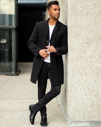 Wie schwarze Jeans mit schwarzen Mantels zu kombinieren – 22 Smart-Casual Frühling Herren Outfits: Tragen Sie einen schwarzen Mantel und schwarzen Jeans für Ihren Bürojob. Fühlen Sie sich mutig? Entscheiden Sie sich für schwarzen Chelsea Boots aus Leder. Dieses Outfit ist perfekt für die Übergangszeit geeignet.
