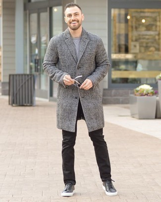 Grauen Mantel mit Schottenmuster kombinieren – 228 Herren Outfits: Kombinieren Sie einen grauen Mantel mit Schottenmuster mit schwarzen Jeans für Drinks nach der Arbeit. Schwarze Leder niedrige Sneakers liefern einen wunderschönen Kontrast zu dem Rest des Looks.