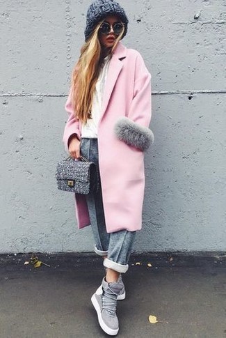Graue hohe Sneakers aus Wildleder kombinieren – 5 Damen Outfits: Ein rosa Mantel und eine graue Jogginghose sind Freizeit-Essentials, die sich gut kombinieren lassen. Graue hohe Sneakers aus Wildleder liefern einen wunderschönen Kontrast zu dem Rest des Looks.