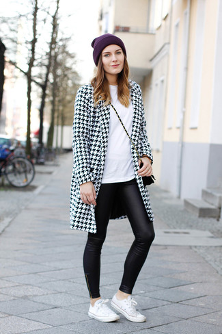weißer und schwarzer Mantel mit Hahnentritt-Muster von Helene Berman