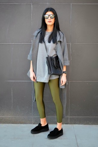 Dunkelgrüne Hose kombinieren – 235 Damen Outfits: Ein grauer Mantel und eine dunkelgrüne Hose sind absolut Casual-Must-Haves und können mit einer Vielzahl von Kleidungsstücken gepaart werden. Schalten Sie Ihren Kleidungsbestienmodus an und machen schwarzen Wildleder Slipper mit Quasten zu Ihrer Schuhwerkwahl.