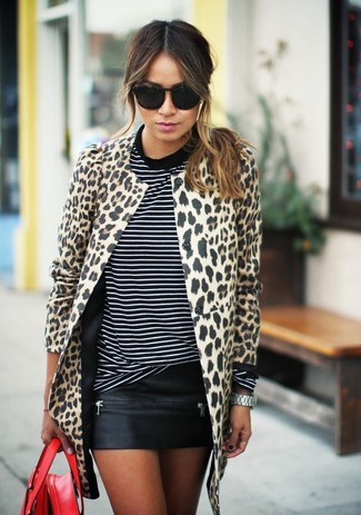 hellbeige Mantel mit Leopardenmuster, schwarzes und weißes horizontal gestreiftes T-Shirt mit einem Rundhalsausschnitt, schwarzer Leder Minirock, rote Shopper Tasche aus Leder für Damen