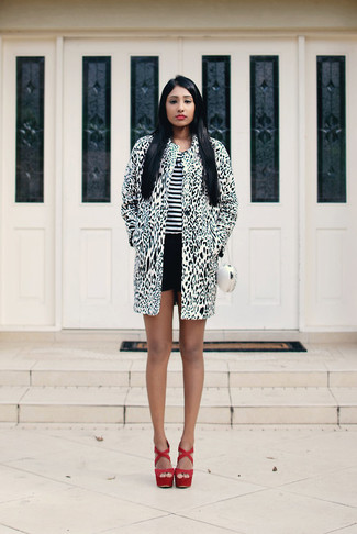 Keilsandaletten kombinieren – 285 Damen Outfits: Kombinieren Sie einen weißen und schwarzen Mantel mit Leopardenmuster mit schwarzen Shorts, um einen ultralässigen, aber dennoch stilvollen Look zu zaubern. Vervollständigen Sie Ihr Look mit Keilsandaletten.