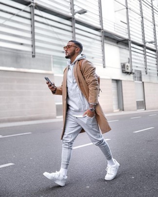 Welche Mäntel mit grauen Trainingsanzuges zu tragen – 6 Herren Outfits kühl Wetter: Kombinieren Sie einen Mantel mit einem grauen Trainingsanzug, um einen lockeren, aber dennoch stylischen Look zu erhalten. Vervollständigen Sie Ihr Look mit weißen Segeltuch niedrigen Sneakers.
