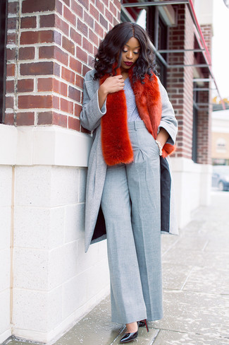 Roten Pelzschal kombinieren – 10 Herbst Damen Outfits: Ein grauer Mantel und ein roter Pelzschal kreieren einen lässigen Look, der aber immer stilvoll bleibt. Schwarze Leder Pumps sind eine kluge Wahl, um dieses Outfit zu vervollständigen. Dieses Outfit ist ein perfektes Übergangs-Outfit.
