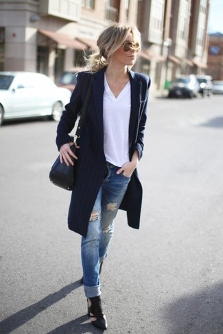 Dunkelblauen vertikal gestreiften Mantel kombinieren – 5 Damen Outfits: Tragen Sie einen dunkelblauen vertikal gestreiften Mantel zu blauen Jeans mit Destroyed-Effekten, um ein lässiges Outfit zu erzeugen. Schwarze Leder Stiefeletten mit Ausschnitten sind eine kluge Wahl, um dieses Outfit zu vervollständigen.