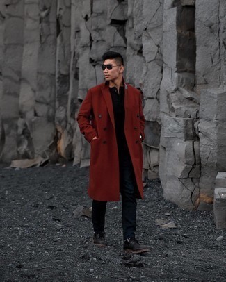 Schwarze Lederfreizeitstiefel kombinieren – 500+ Herren Outfits: Kombinieren Sie einen roten Mantel mit dunkelblauen Jeans für einen für die Arbeit geeigneten Look. Eine schwarze Lederfreizeitstiefel sind eine gute Wahl, um dieses Outfit zu vervollständigen.