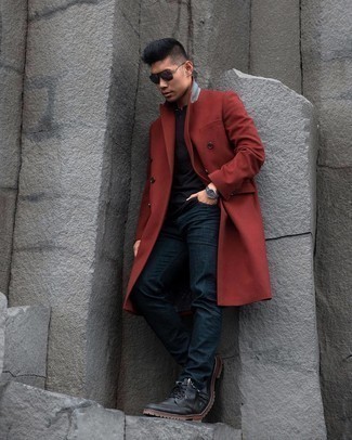 Schwarze Lederfreizeitstiefel kombinieren – 500+ Herren Outfits: Paaren Sie einen roten Mantel mit dunkelblauen Jeans für Drinks nach der Arbeit. Eine schwarze Lederfreizeitstiefel sind eine kluge Wahl, um dieses Outfit zu vervollständigen.