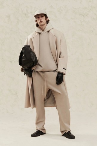 Handschuhe kombinieren – 1200+ Herren Outfits: Ein beiger Mantel und Handschuhe sind eine großartige Outfit-Formel für Ihre Sammlung. Schwarze Leder Slipper bringen klassische Ästhetik zum Ensemble.