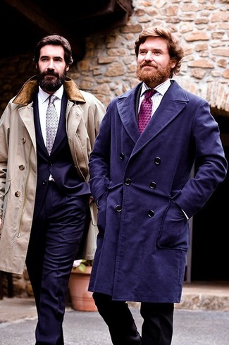 Hellviolette Krawatte kombinieren – 43 Herren Outfits kalt Wetter: Kombinieren Sie einen violetten Mantel mit einer hellvioletten Krawatte für einen stilvollen, eleganten Look.