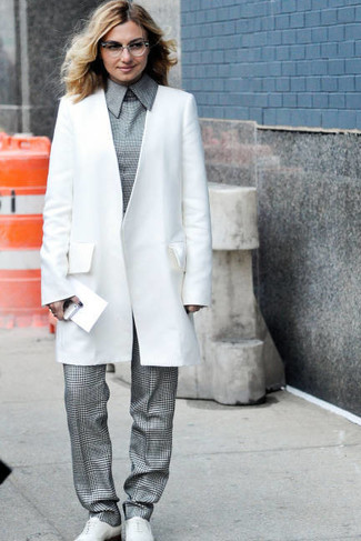 Graue Anzughose mit Hahnentritt-Muster kombinieren – 2 Damen Outfits: Möchten Sie einen schönen Casual-Look kreieren, ist diese Kombi aus einem weißen Mantel und einer grauen Anzughose mit Hahnentritt-Muster ganz gut. Fühlen Sie sich mutig? Ergänzen Sie Ihr Outfit mit weißen niedrigen Sneakers.