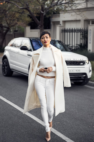 Hellbeige Leder Pumps kombinieren – 500+ Damen Outfits: Mit dieser Kombination aus einem weißen Mantel und weißen engen Jeans sind modische Frauen ideal angezogen. Hellbeige Leder Pumps fügen sich nahtlos in einer Vielzahl von Outfits ein.