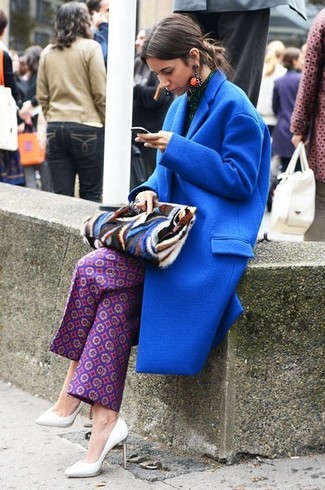 Blaue bedruckte Pelz Clutch kombinieren – 1 Damen Outfits: Ein blauer Mantel und eine blaue bedruckte Pelz Clutch sind ganz hervorragend alltagstauglich. Ergänzen Sie Ihr Look mit weißen Leder Pumps.
