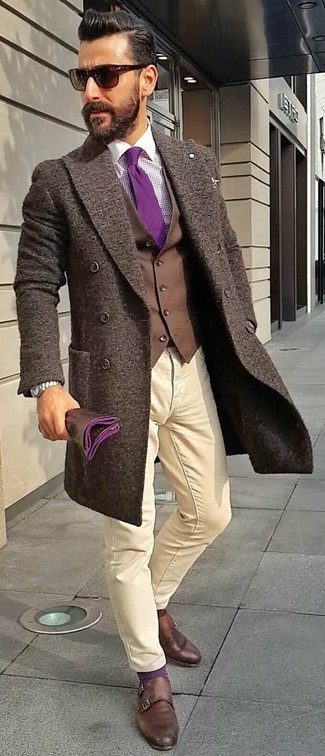 Dunkellila Krawatte kombinieren – 412 Herren Outfits: Kombinieren Sie einen dunkelbraunen Mantel mit einer dunkellila Krawatte für eine klassischen und verfeinerte Silhouette. Fühlen Sie sich ideenreich? Wählen Sie dunkelbraunen Doppelmonks aus Leder.