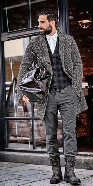 Schwarze kniehohe Stiefel kombinieren – 2 Herren Outfits: Kombinieren Sie einen grauen Mantel mit einer grauen Wollchinohose für Ihren Bürojob. Komplettieren Sie Ihr Outfit mit schwarzen kniehohe Stiefeln.
