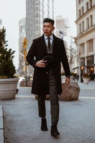 Schwarze Ugg Stiefel kombinieren – 2 Herren Outfits: Kombinieren Sie einen schwarzen Mantel mit einer dunkelbraunen vertikal gestreiften Chinohose für Ihren Bürojob. Wenn Sie nicht durch und durch formal auftreten möchten, komplettieren Sie Ihr Outfit mit schwarzen Ugg Stiefeln.