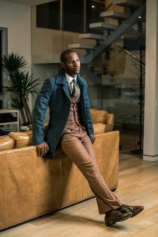30 Jährige: Braunen Überzug kombinieren – 239 Elegante Herren Outfits kalt Wetter: Kombinieren Sie einen braunen Überzug mit einer braunen Weste für einen stilvollen, eleganten Look. Fühlen Sie sich mutig? Wählen Sie braunen Leder Oxford Schuhe.