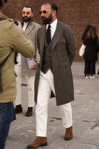 dunkelbrauner Mantel mit Schottenmuster, dunkelbraune Weste mit Schottenmuster, weißes Businesshemd, weiße Anzughose für Herren